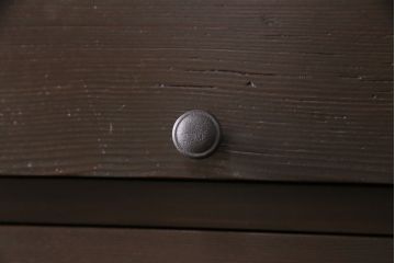 パタパタ扉の下駄箱を新規製作!本体はヒノキ無垢材、前板は古材を使用。取っ手を取り付け。濃い茶色で着色し仕上げ。(収納棚、戸棚、ロッカー)
