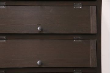 パタパタ扉の下駄箱を新規製作!本体はヒノキ無垢材、前板は古材を使用。取っ手を取り付け。濃い茶色で着色し仕上げ。(収納棚、戸棚、ロッカー)