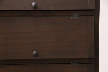 パタパタ扉の下駄箱を新規製作!本体はヒノキ無垢材、前板は古材を使用。取っ手を取り付け。濃い茶色で着色し仕上げ。(収納棚、戸棚、ロッカー)