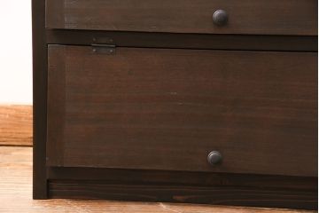 パタパタ扉の下駄箱を新規製作!本体はヒノキ無垢材、前板は古材を使用。取っ手を取り付け。濃い茶色で着色し仕上げ。(収納棚、戸棚、ロッカー)