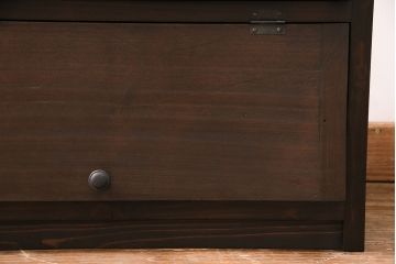 パタパタ扉の下駄箱を新規製作!本体はヒノキ無垢材、前板は古材を使用。取っ手を取り付け。濃い茶色で着色し仕上げ。(収納棚、戸棚、ロッカー)