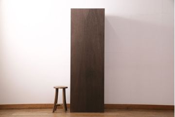 パタパタ扉の下駄箱を新規製作!本体はヒノキ無垢材、前板は古材を使用。取っ手を取り付け。濃い茶色で着色し仕上げ。(収納棚、戸棚、ロッカー)