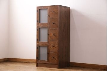 収納棚を新規製作!左側はすりガラスの開き戸収納、右側は引き出しの複合型。台輪を取り付け。(戸棚、キャビネット)