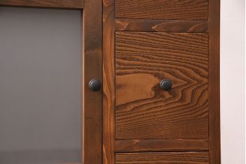 収納棚を新規製作!左側はすりガラスの開き戸収納、右側は引き出しの複合型。台輪を取り付け。(戸棚、キャビネット)