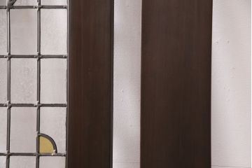 ステンドグラス入りのドアを新規製作!オリジナルデザインのステンドグラスを組み入れ。ドアノブを取り付け。木枠を新たに製作。濃い茶色で着色し仕上げ。(建具)