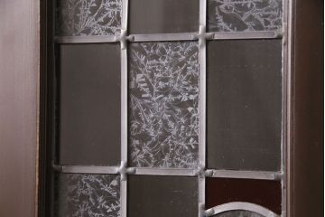 ステンドグラス入りのドアを新規製作!オリジナルデザインのステンドグラスを組み入れ。ドアノブを取り付け。木枠を新たに製作。濃い茶色で着色し仕上げ。(建具)