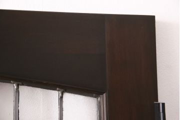 ステンドグラス入りのドアを新規製作!オリジナルデザインのステンドグラスを組み入れ。ドアノブを取り付け。木枠を新たに製作。濃い茶色で着色し仕上げ。(建具)