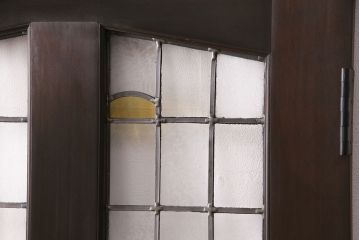 ステンドグラス入りのドアを新規製作!オリジナルデザインのステンドグラスを組み入れ。ドアノブを取り付け。木枠を新たに製作。濃い茶色で着色し仕上げ。(建具)