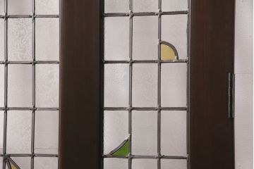 ステンドグラス入りのドアを新規製作!オリジナルデザインのステンドグラスを組み入れ。ドアノブを取り付け。木枠を新たに製作。濃い茶色で着色し仕上げ。(建具)