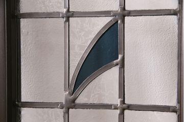 ステンドグラス入りのドアを新規製作!オリジナルデザインのステンドグラスを組み入れ。ドアノブを取り付け。木枠を新たに製作。濃い茶色で着色し仕上げ。(建具)