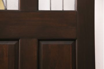 ステンドグラス入りのドアを新規製作!オリジナルデザインのステンドグラスを組み入れ。ドアノブを取り付け。木枠を新たに製作。濃い茶色で着色し仕上げ。(建具)