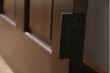 ステンドグラス入りのドアを新規製作!オリジナルデザインのステンドグラスを組み入れ。ドアノブを取り付け。木枠を新たに製作。濃い茶色で着色し仕上げ。(建具)