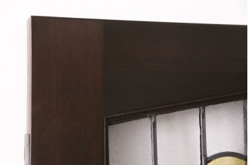 ステンドグラス入りのドアを新規製作!オリジナルデザインのステンドグラスを組み入れ。ドアノブを取り付け。木枠を新たに製作。濃い茶色で着色し仕上げ。(建具)