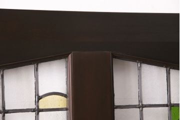 ステンドグラス入りのドアを新規製作!オリジナルデザインのステンドグラスを組み入れ。ドアノブを取り付け。木枠を新たに製作。濃い茶色で着色し仕上げ。(建具)