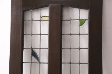 ステンドグラス入りのドアを新規製作!オリジナルデザインのステンドグラスを組み入れ。ドアノブを取り付け。木枠を新たに製作。濃い茶色で着色し仕上げ。(建具)