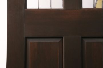 ステンドグラス入りのドアを新規製作!オリジナルデザインのステンドグラスを組み入れ。ドアノブを取り付け。木枠を新たに製作。濃い茶色で着色し仕上げ。(建具)
