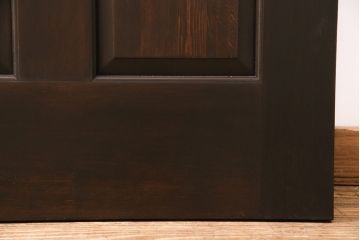 ステンドグラス入りのドアを新規製作!オリジナルデザインのステンドグラスを組み入れ。ドアノブを取り付け。木枠を新たに製作。濃い茶色で着色し仕上げ。(建具)