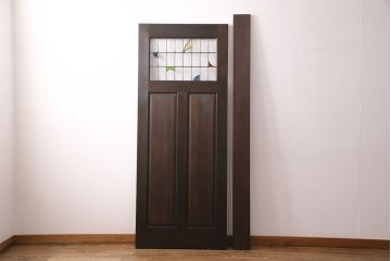 ステンドグラス入りの引き戸を新規製作!オリジナルデザインのステンドグラスを組み入れ。引き手を取り付け。木枠を新たに製作。濃い茶色で着色し仕上げ。(建具)