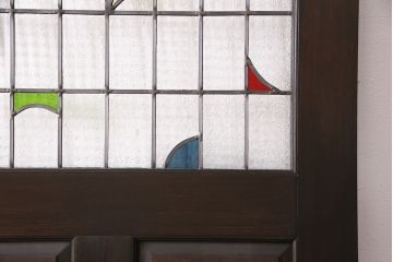 ステンドグラス入りの引き戸を新規製作!オリジナルデザインのステンドグラスを組み入れ。引き手を取り付け。木枠を新たに製作。濃い茶色で着色し仕上げ。(建具)