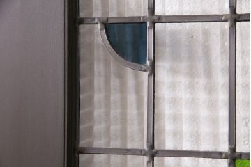 ステンドグラス入りの引き戸を新規製作!オリジナルデザインのステンドグラスを組み入れ。引き手を取り付け。木枠を新たに製作。濃い茶色で着色し仕上げ。(建具)