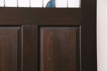 ステンドグラス入りの引き戸を新規製作!オリジナルデザインのステンドグラスを組み入れ。引き手を取り付け。木枠を新たに製作。濃い茶色で着色し仕上げ。(建具)