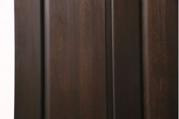 ステンドグラス入りの引き戸を新規製作!オリジナルデザインのステンドグラスを組み入れ。引き手を取り付け。木枠を新たに製作。濃い茶色で着色し仕上げ。(建具)