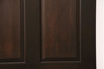ステンドグラス入りの引き戸を新規製作!オリジナルデザインのステンドグラスを組み入れ。引き手を取り付け。木枠を新たに製作。濃い茶色で着色し仕上げ。(建具)