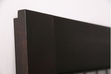 ステンドグラス入りの引き戸を新規製作!オリジナルデザインのステンドグラスを組み入れ。引き手を取り付け。木枠を新たに製作。濃い茶色で着色し仕上げ。(建具)