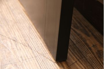 ステンドグラス入りの引き戸を新規製作!オリジナルデザインのステンドグラスを組み入れ。引き手を取り付け。木枠を新たに製作。濃い茶色で着色し仕上げ。(建具)