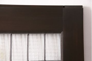 ステンドグラス入りの引き戸を新規製作!オリジナルデザインのステンドグラスを組み入れ。引き手を取り付け。木枠を新たに製作。濃い茶色で着色し仕上げ。(建具)