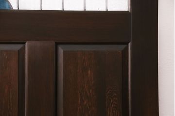 ステンドグラス入りの引き戸を新規製作!オリジナルデザインのステンドグラスを組み入れ。引き手を取り付け。木枠を新たに製作。濃い茶色で着色し仕上げ。(建具)