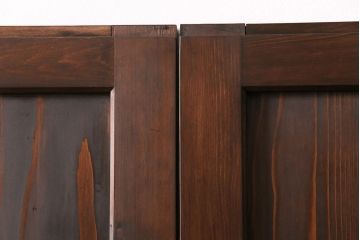 組子帯戸2枚を新規製作!当店商品を参考にデザイン。組子部分に障子を貼り、戸車と引き手を取り付け。濃い茶色で着色し仕上げ。(引き戸、建具)