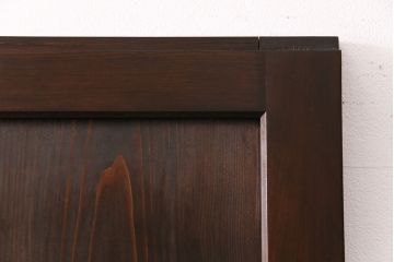 組子帯戸2枚を新規製作!当店商品を参考にデザイン。組子部分に障子を貼り、戸車と引き手を取り付け。濃い茶色で着色し仕上げ。(引き戸、建具)
