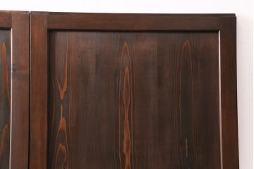 組子帯戸2枚を新規製作!当店商品を参考にデザイン。組子部分に障子を貼り、戸車と引き手を取り付け。濃い茶色で着色し仕上げ。(引き戸、建具)