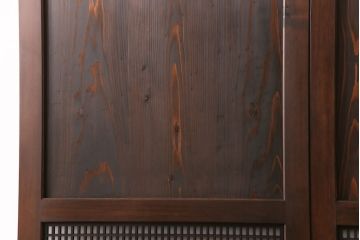 組子帯戸2枚を新規製作!当店商品を参考にデザイン。組子部分に障子を貼り、戸車と引き手を取り付け。濃い茶色で着色し仕上げ。(引き戸、建具)