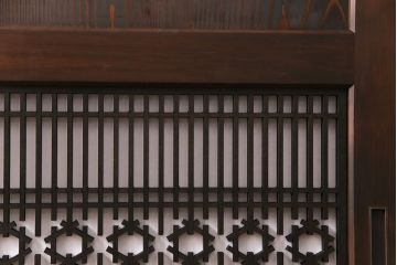 組子帯戸2枚を新規製作!当店商品を参考にデザイン。組子部分に障子を貼り、戸車と引き手を取り付け。濃い茶色で着色し仕上げ。(引き戸、建具)