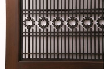 組子帯戸2枚を新規製作!当店商品を参考にデザイン。組子部分に障子を貼り、戸車と引き手を取り付け。濃い茶色で着色し仕上げ。(引き戸、建具)