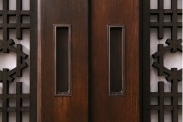 組子帯戸2枚を新規製作!当店商品を参考にデザイン。組子部分に障子を貼り、戸車と引き手を取り付け。濃い茶色で着色し仕上げ。(引き戸、建具)