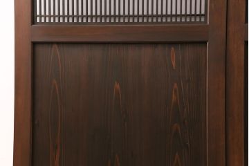 組子帯戸2枚を新規製作!当店商品を参考にデザイン。組子部分に障子を貼り、戸車と引き手を取り付け。濃い茶色で着色し仕上げ。(引き戸、建具)