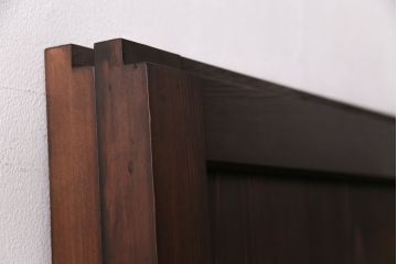 組子帯戸2枚を新規製作!当店商品を参考にデザイン。組子部分に障子を貼り、戸車と引き手を取り付け。濃い茶色で着色し仕上げ。(引き戸、建具)
