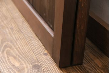 組子帯戸2枚を新規製作!当店商品を参考にデザイン。組子部分に障子を貼り、戸車と引き手を取り付け。濃い茶色で着色し仕上げ。(引き戸、建具)
