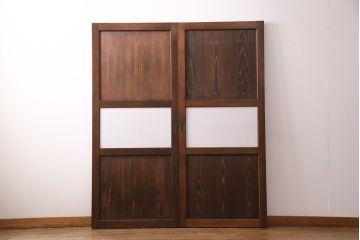 組子帯戸2枚を新規製作!当店商品を参考にデザイン。組子部分に障子を貼り、戸車と引き手を取り付け。濃い茶色で着色し仕上げ。(引き戸、建具)