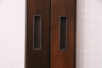 組子帯戸2枚を新規製作!当店商品を参考にデザイン。組子部分に障子を貼り、戸車と引き手を取り付け。濃い茶色で着色し仕上げ。(引き戸、建具)