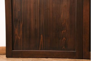 組子帯戸2枚を新規製作!当店商品を参考にデザイン。組子部分に障子を貼り、戸車と引き手を取り付け。濃い茶色で着色し仕上げ。(引き戸、建具)