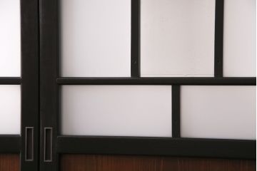 帯戸2枚を新規製作!すりガラス、クリアガラスを組み入れ。建具枠・ガラス枠は黒、板は濃い茶色で着色し仕上げ。(引き戸、建具)