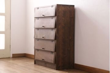 パタパタ扉の下駄箱を新規製作!本体はヒノキ無垢材、前板は古材を使用。取っ手を取り付け。濃い茶色で着色し仕上げ。(収納棚、戸棚、キャビネット)