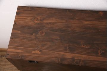 パタパタ扉の下駄箱を新規製作!本体はヒノキ無垢材、前板は古材を使用。取っ手を取り付け。濃い茶色で着色し仕上げ。(収納棚、戸棚、キャビネット)