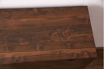 パタパタ扉の下駄箱を新規製作!本体はヒノキ無垢材、前板は古材を使用。取っ手を取り付け。濃い茶色で着色し仕上げ。(収納棚、戸棚、キャビネット)