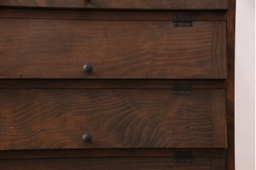 パタパタ扉の下駄箱を新規製作!本体はヒノキ無垢材、前板は古材を使用。取っ手を取り付け。濃い茶色で着色し仕上げ。(収納棚、戸棚、キャビネット)