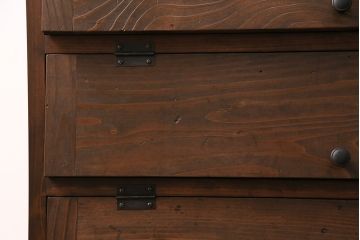 パタパタ扉の下駄箱を新規製作!本体はヒノキ無垢材、前板は古材を使用。取っ手を取り付け。濃い茶色で着色し仕上げ。(収納棚、戸棚、キャビネット)